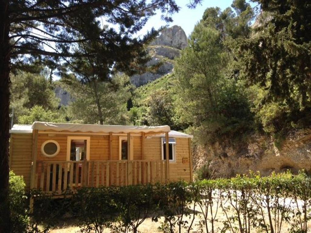 Camping De La Vallee Heureuse Orgon Rom bilde